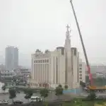 Foto: Empreiteiros do Partido Comunista removem uma cruz de uma igreja de Wenzhou em 2014 (ChinaAid)