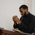 jovem pastor comete suicídio - foto reprodução Pexels