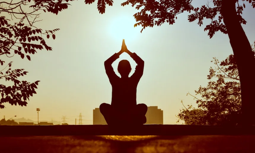 Ex-professora de yoga abandona a prática ocultista e encontra salvação em Cristo