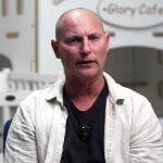 Homem conta seu testemunho impactante de como Deus o salvou do efeito das drogas no cérebro. Foto: Captura de tela de seu testemunho no YouTube