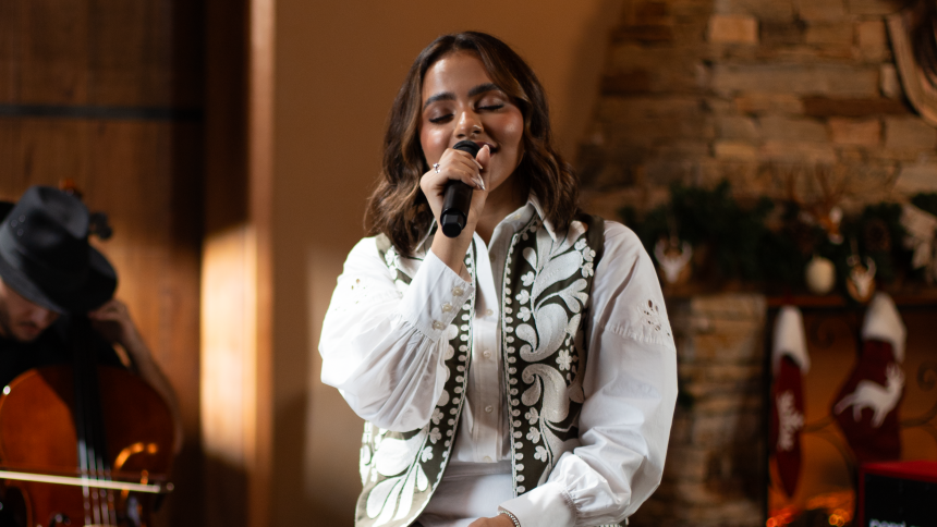 A artista Julia Vitória lança um EP composto por três releituras de músicas clássicas para celebrar o Natal. Foto: Divulgação.
