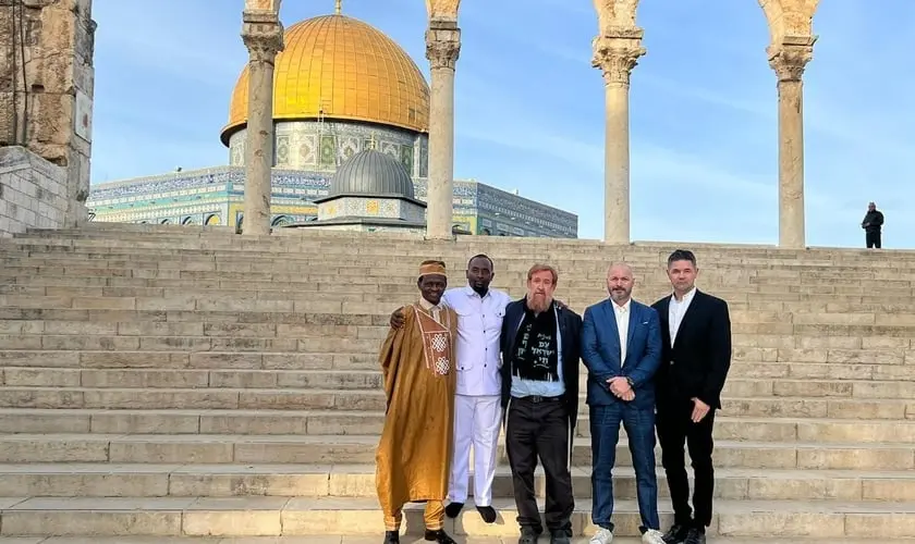 Líder evangélico do Quênia expressa apoio a Israel e busca unir nações africanas durante visita ao Monte do Templo em Jerusalém. Foto: Facebook/Shalom Jerusalem Foundation.