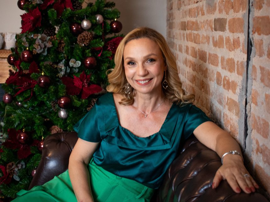 "O Messias": EP de Jeanne Mascarenhas, uma nova visão das canções natalinas com colaborações especiais e a essência do Natal em cada nota. Foto: Divulgação.