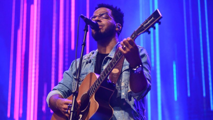 O cantor e pastor Jordan Teixeira celebra um novo momento em sua carreira com o fechamento de seu álbum "Inefável". Foto: Divulgação.