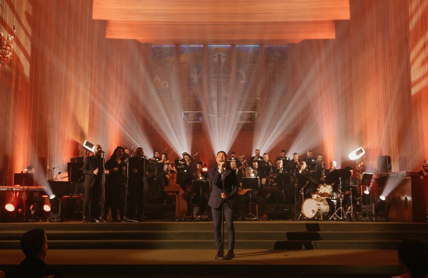Rodrigo Soeiro dá start ao seu novo projeto intitulado por “Clássicos”, com o lançamento da versão de ‘Chuvas de Graça’. Foto: Divulgação.