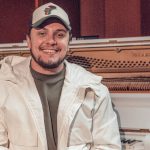 Em "Meu Mundo", uma das canções do EP, Theo Rubia revela como a inspiração pode surgir de maneira inesperada. Foto: Divulgação.