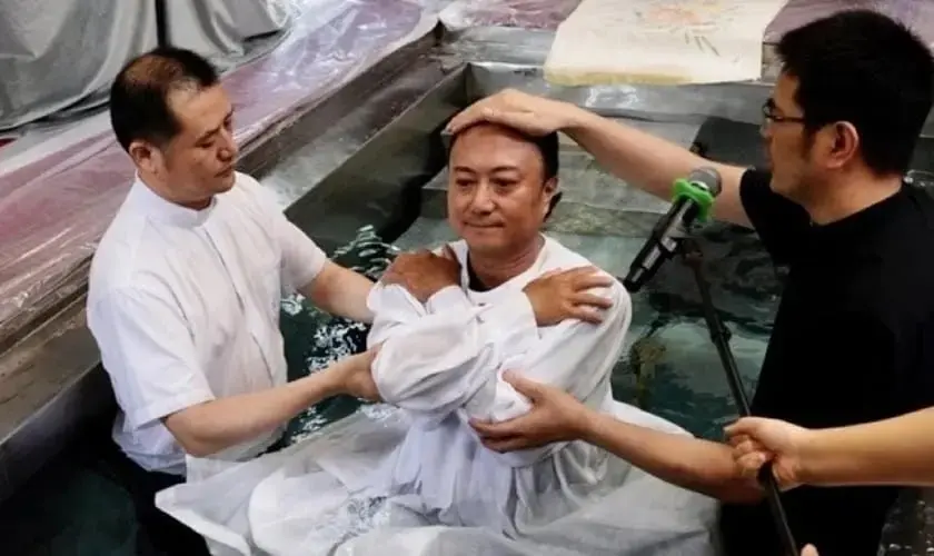 As igrejas cristãs na China enfrentam dificuldades devido às limitações do governo, mas os líderes cristãos mantêm a celebração da fé. Foto: Reprodução/Igreja Hangzhou Sicheng