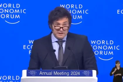 Milei criticou severamente o aborto, o socialismo e o feminismo radical durante seu discurso no Fórum Econômico Mundial em Davos, na Suíça. Foto: Captura de tela/YouTube/La Nacion