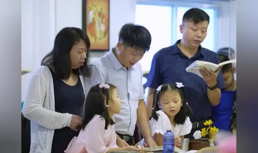 Essa igreja perseguida fugiu do comunismo chinês, passando pela Coreia e Tailândia antes de finalmente alcançar solo americano. Foto: Reprodução/YouTube/CBN News