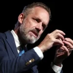 A influência de Jordan Peterson: renomado psicólogo canadense impacta ateus, resultando em conversões e busca por comunidade cristã. Foto: Gage Skidmore/Creative Commons