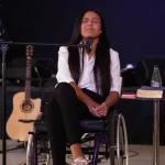 Jovem paraplégica compartilhou seu testemunho de cura emocional onde encontra Jesus em meio a uma tragédia familiar que abalou sua vida. Foto: Instagram/Yanne Sibéria