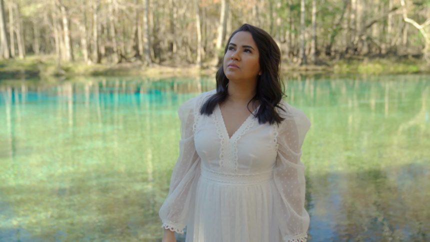 A cantora Tarlem lança o single "Santo", destacando-se em um EP de 6 faixas, proporcionando aos ouvintes um momento de adoração genuína. Foto: Divulgação.