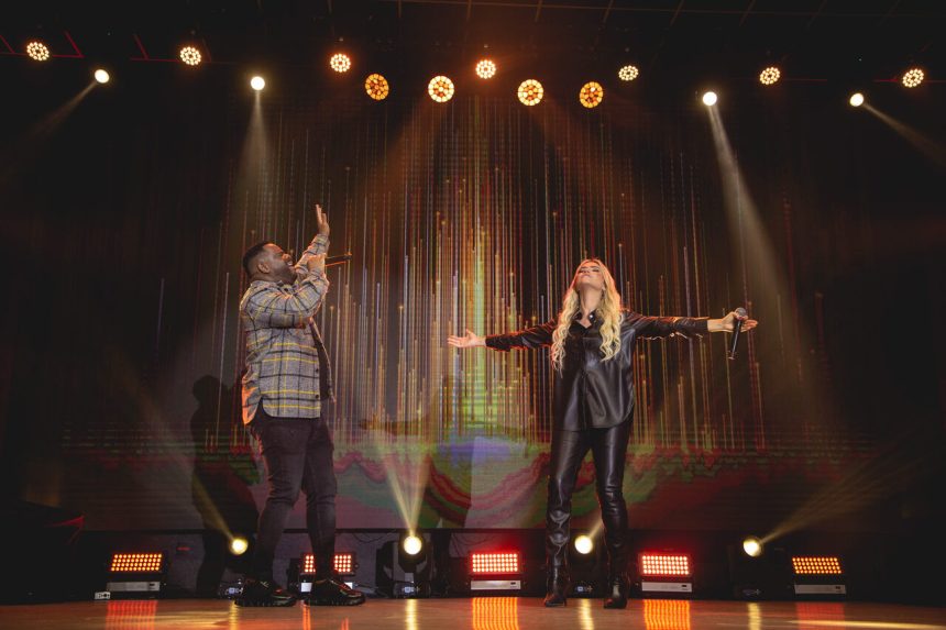 A renomada cantora cristã Marine Friesen apresentou seu mais recente single, "Digno", em parceria com Samuel Messias. Foto: Divulgação.