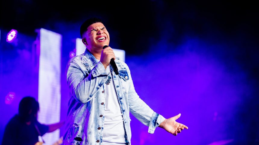 Recentemente, Paulo Neto emocionou seus fãs e seguidores ao lançar seu mais recente projeto, o EP "Volta, Filho Meu". Foto: Divulgação.