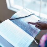 Igreja no Paquistão enfrenta desafios durante eleições tumultuadas, mas relatos emocionantes revelam conversões de muçulmanos ao cristianismo. Foto: Representativa/Pexels