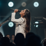 Mari Borges canta em seu novo single que Cristo sempre está disposto a nos perdoar, mesmo que tenhamos falhado “Um Milhão de Vezes”. Foto: Divulgação.