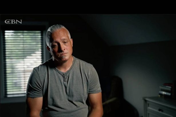 Após 16 anos desejando morrer do que estar na prisão, cristão preso injustamente é liberto e perdoa seus infratores. Foto: Captura de tela/The 700 Club