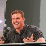 O ator Alan Ritchson, conhecido por seu papel em ''Jogos Vorazes'', compartilha sua jornada de superação da depressão por meio da fé em Deus. Foto: Reprodução/Wikimedia Commons/Daniel Benavides