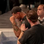 Mais de 160 indivíduos, majoritariamente jovens, professaram publicamente sua fé em Cristo em cultos em igrejas na Holanda. Foto: Facebook/Levende Steen Ministries