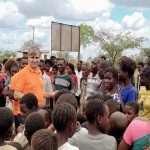 Crianças e adultos em Moçambique correm para Aceitar Jesus: Foto: Reprodução / Internet