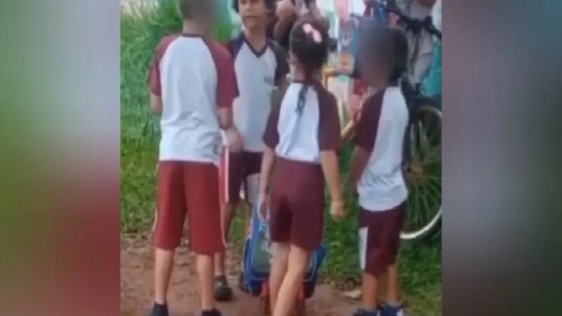Menino de 5 anos foi filmado pregando para seus amigos. Foto: Reprodução/Internet