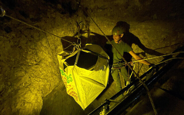 Pesquisadores israelenses movem um detector de múons para uma caverna sob a cidade de David de Jerusalém em 2023. ( Foto: Gilad Mizrachi / Universidade de Tel Aviv )
