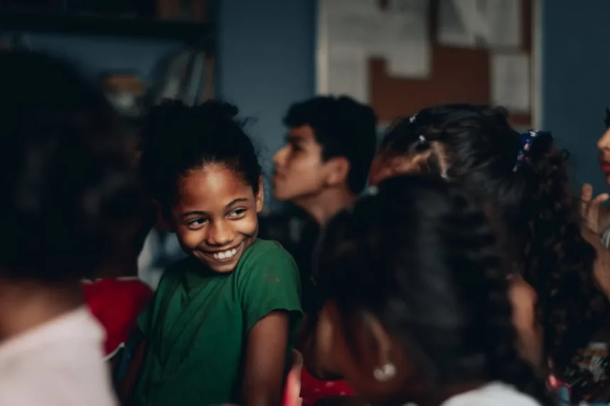 Escolas na Guatemala adotam abordagem inovadora para proteger alunos da influência das gangues, introduzindo o programa ''Open the Book''. Foto: Representativa/Pexels.
