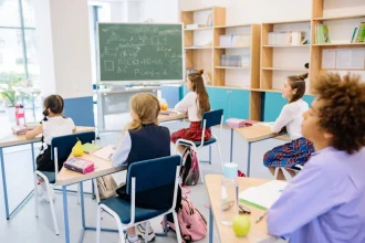 Seis alunos do 9º ano de uma escola em São Paulo foram suspensos após perpetrarem atos antissemitas contra um colega judeu de 15 anos. Foto: Representativa/Pexels.