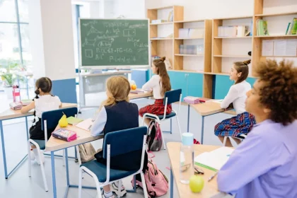 Seis alunos do 9º ano de uma escola em São Paulo foram suspensos após perpetrarem atos antissemitas contra um colega judeu de 15 anos. Foto: Representativa/Pexels.