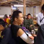 Em meio aos bombardeios em Myanmar, voluntários operam um hospital secreto na selva, fornecendo ajuda as vítimas em meio à guerra civil. Foto: Reprodução/CBN News