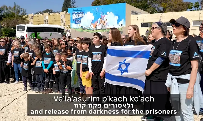 Grupo de aproximadamente 300 judeus messiânicos, provenientes de diversas regiões, se reuniu em Sderot para um evento de oração e cântico. Captura de tela/YouTube/All Israel News