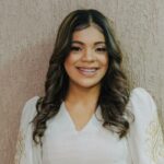 Larissa Santos deu um passo significativo em sua carreira ao lançar seu primeiro single inédito intitulado "Existe um Deus". Foto: Divulgação.