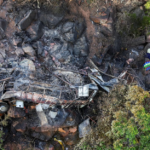 Trágico acidente de ônibus com cristãos que estavam indo celebrar a Páscoa na África do Sul resulta em 45 fatalidades. Foto: Reprodução/AP