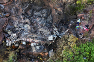 Trágico acidente de ônibus com cristãos que estavam indo celebrar a Páscoa na África do Sul resulta em 45 fatalidades. Foto: Reprodução/AP
