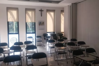 Pastor justifica cancelamento de semana do autismo em escola cristã por considerar o evento como idolatria e demonismo. Foto: Rantemario/Wikimedia Commons