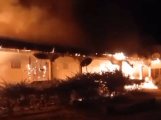 A polícia prendeu o líder do incêndio criminoso que ocorreu em setembro em um prédio de uma igreja na Nigéria, onde um seminarista morreu. Foto: Reprodução/MorningStar News