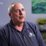 Apesar de quase morrer, pastor libera perdão em Jesus para enteado que o esfaqueou 21 vezes e sobrevive a ataque brutal. Foto: Captura de tela/The 700 Club.