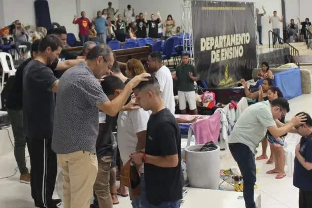 Vítimas de enchentes encontram conforto na fé: após pregação, 11 desabrigados se convertem ao cristianismo e cristão renovam sua fé. Foto: Instagram/Juventude Um