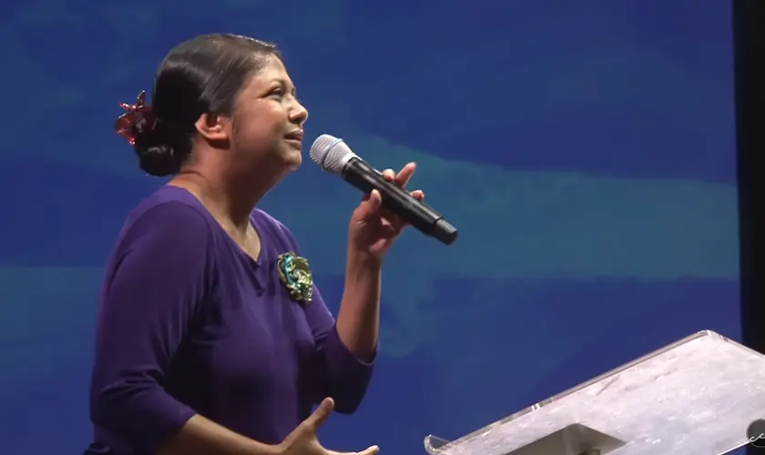Evangelista emociona ao compartilhar o testemunho de conversão de sua mãe, uma ex-hindu, na "Capital Community Church" no Canadá. Foto: Reprodução/YouTube/Capital Community Church
