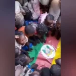 Crianças de Guiné-Bissau oram pelas vítimas de enchentes no RS em um vídeo comovente, expressando apoio e fé pela região afetada. Foto: Reprodução/Instagram/Jovem Pan.