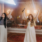 Recentemente, a dupla Gislaine e Mylena apresentou ao público seu novo single, intitulado “Fogo Abrasador”. Foto: Divulgação.