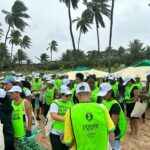 Cerca de 200 voluntários, munidos de sacos de lixo e luvas, participaram da primeira edição do projeto 'Limpeza das Praias Guarajuba'. Foto: Divulgação.