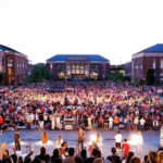 Uma universidade se destaca ao realizar um evento de adoração de encerramento de semestre, em meio a conflitos em universidades. Foto: Divulgação/Liberty University