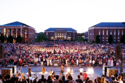 Uma universidade se destaca ao realizar um evento de adoração de encerramento de semestre, em meio a conflitos em universidades. Foto: Divulgação/Liberty University