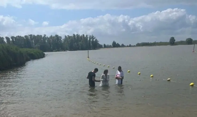 Recentemente, um grupo de cristãos na Holanda testemunhou o poder de Deus durante um batismo ao ar livre, relatando curas e maravilhas. Foto: Reprodução/Facebook/Ferry van der Marel