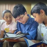 Jhosep Carrión, com apenas 10 anos, realiza estudo bíblico toda semana em sua casa, recebendo crianças da vizinhança com sua mãe, Teresa. Foto: Reprodução/Notícias Adventistas/Comunicações MPCS