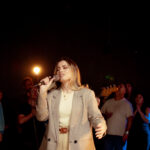 Caroline Lunaro, anuncia o lançamento de seu novo single “Louvado Seja o Cordeiro”, a primeira faixa de seu EP ao vivo. Foto: Divulgação.
