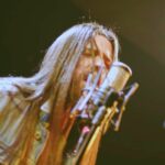 Geisson Augusto retorna ao rock and roll em ''John'' para levar a mensagem de Deus, após explorar folk, indie e country. Foto: Divulgação.