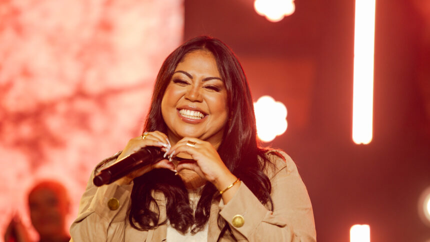Gisele Nascimento lança “Carinha de Anjo” ao vivo, celebrando 20 anos de carreira com uma canção romântica perfeita para o Dia dos Namorados. Foto: Divulgação.