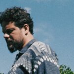 Após o sucesso de “Canções Para Morar em Tempos Difíceis”, o cantor Marcos Almeida lança a canção “Porão” do álbum ''Calado''. Foto: Divulgação.